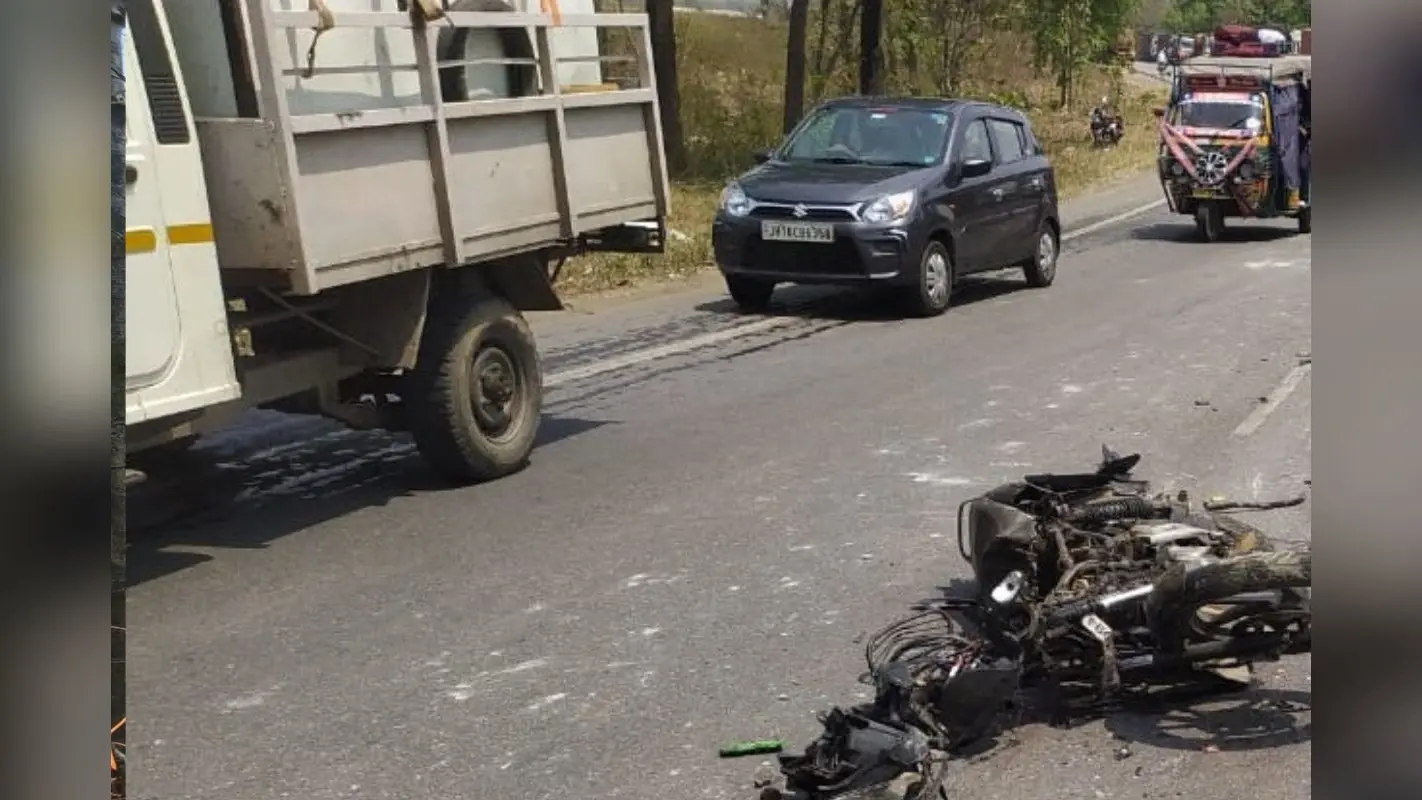 बोकारो में हाइवा से कुचलकर युवक की मौत, विरोध में सड़क जाम, शादी समारोह से घर लौटने के दौरान हुआ सड़क हादसा