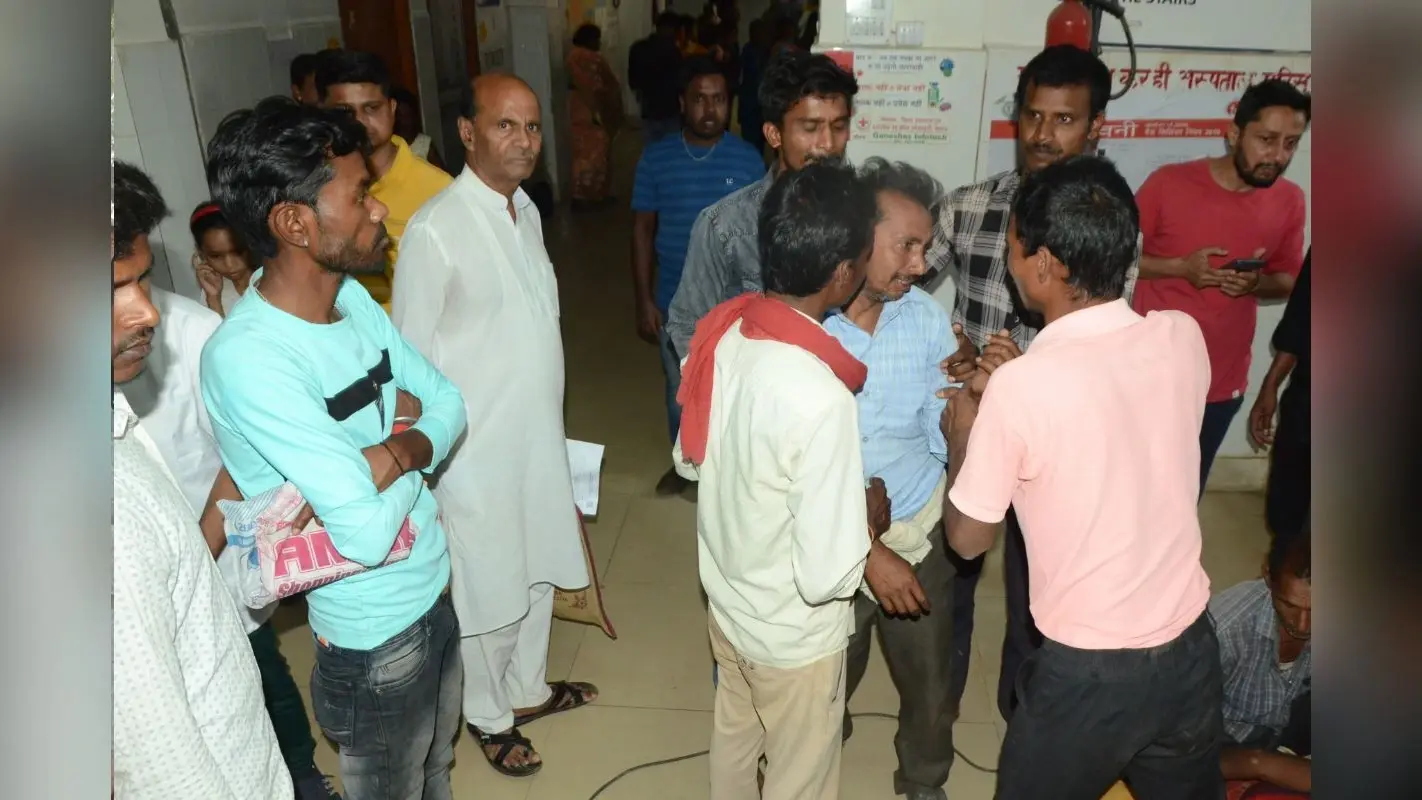 देवघर में सड़क हादसा, स्कॉर्पियो से कुचलकर पिता की मौत, पुत्र घायल
