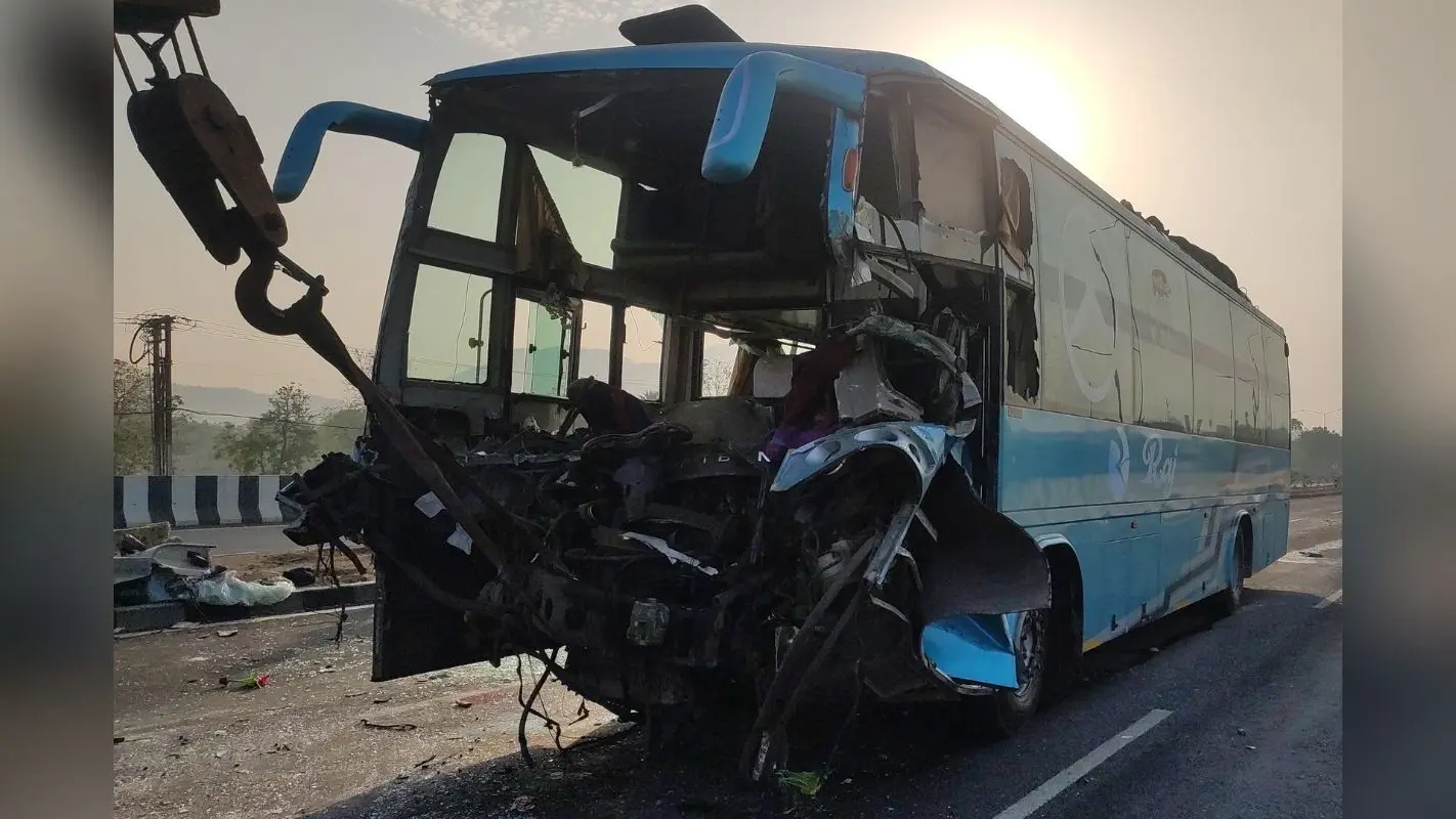 झारखंड: कोलकाता से नवादा जा रही बस ने ट्रक में मारी टक्कर, ड्राइवर की मौत, दर्जनभर यात्री घायल, दो की हालत नाजुक