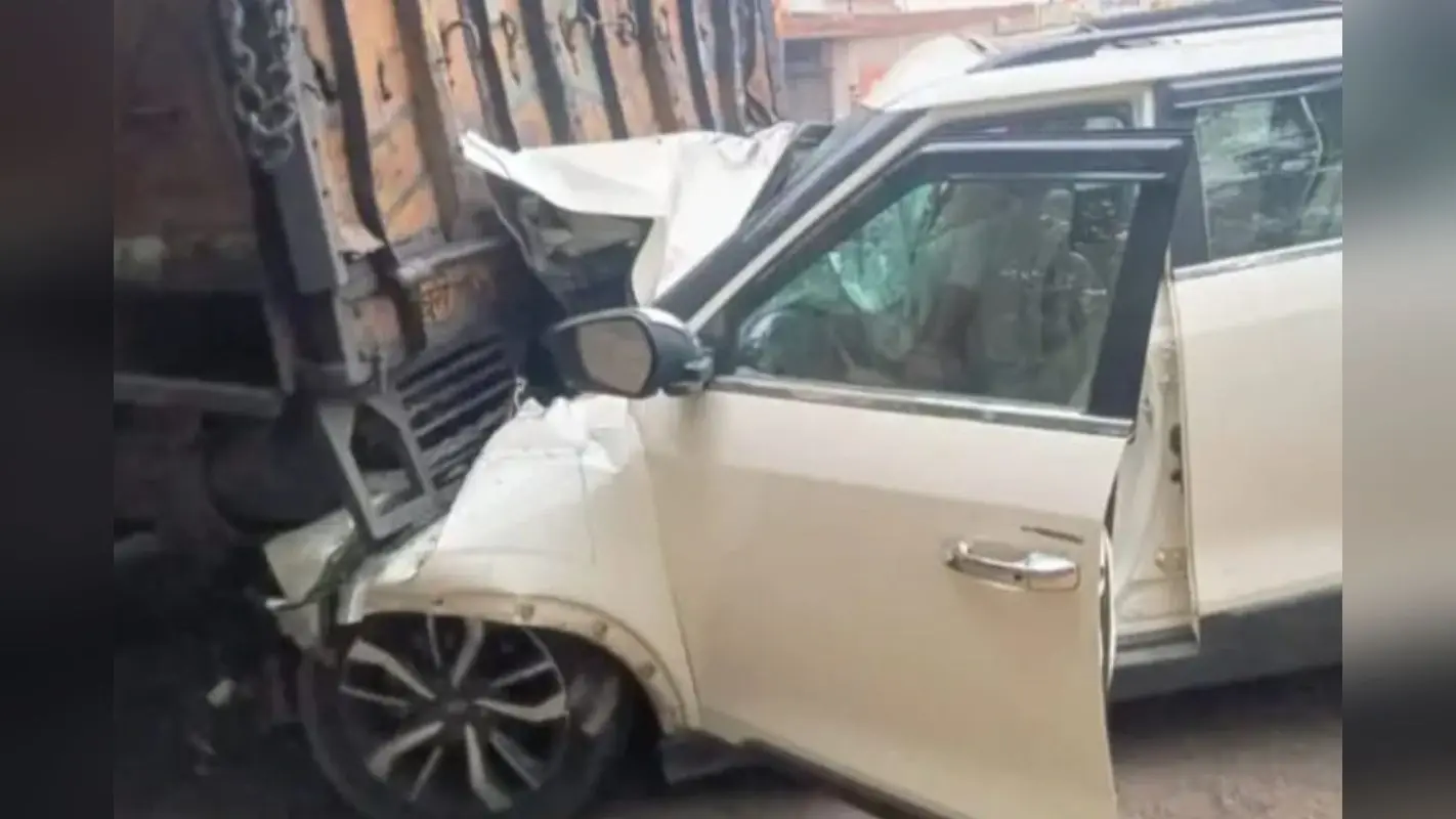 Road Accident: गुजरात के अहमदाबाद-वडोदरा एक्सप्रेसवे पर बड़ा हादसा, कार-ट्रेलर की टक्कर में 10 लोगों की मौत