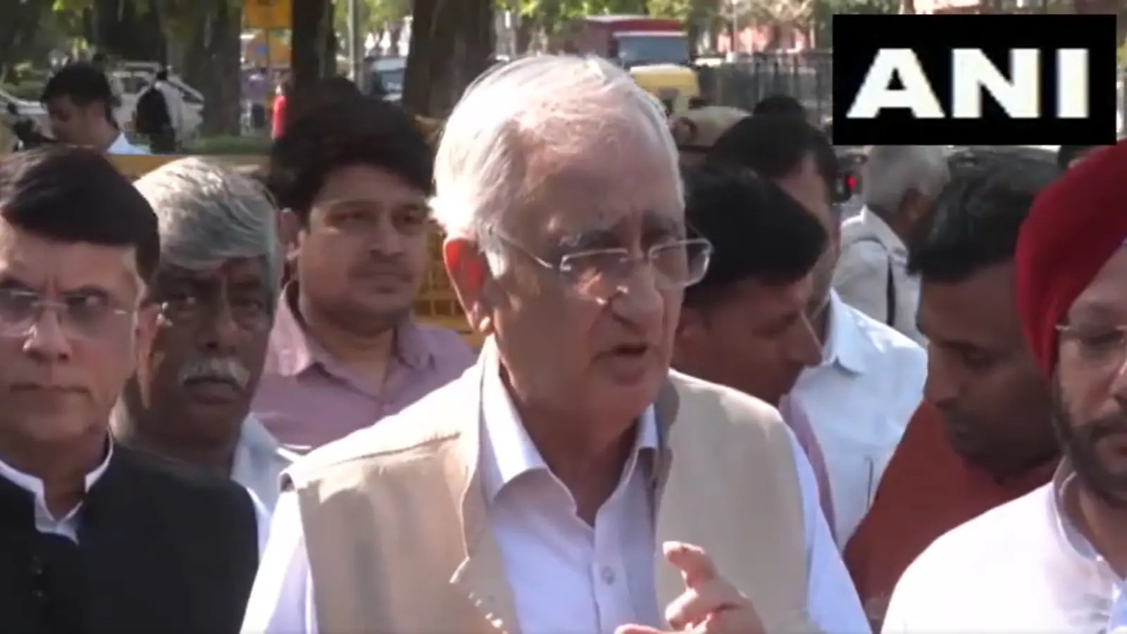 पटना पहुंचते ही सलमान खुर्शीद का बड़ा बयान, बोला-वक्फ और संविधान दोनों को बचाना है