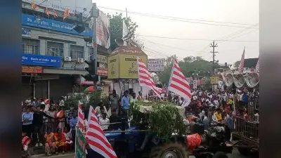 PHOTOS: सरना झंडे व सखुआ के फूल से सरहुल के रंग में रंगी रांची, मांदर की थाप पर थिरके लोग