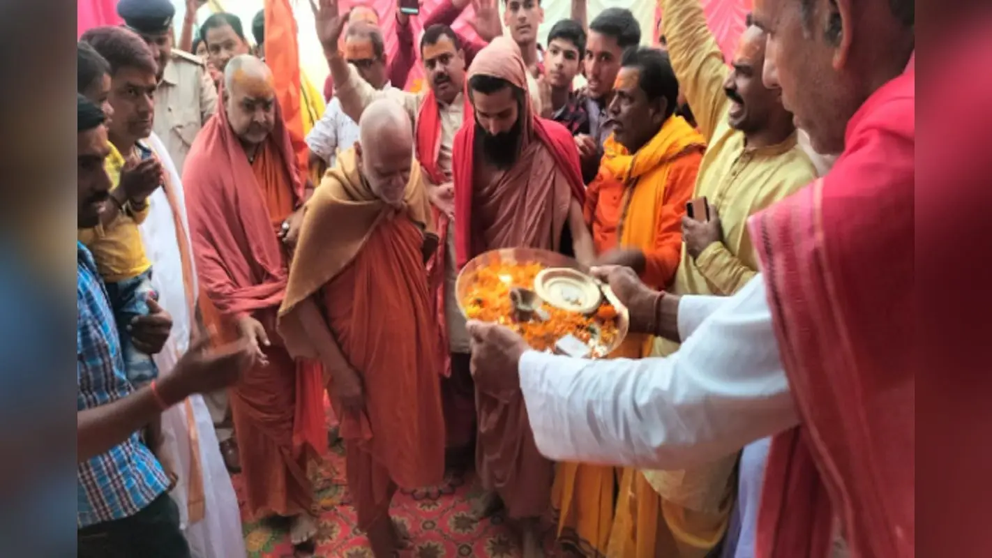शंकराचार्य स्वामी निश्लालानन्द सरस्वती जी पहुंचे देवघर, आज शाम करेंगे हिंदू महासभा को संबोधित