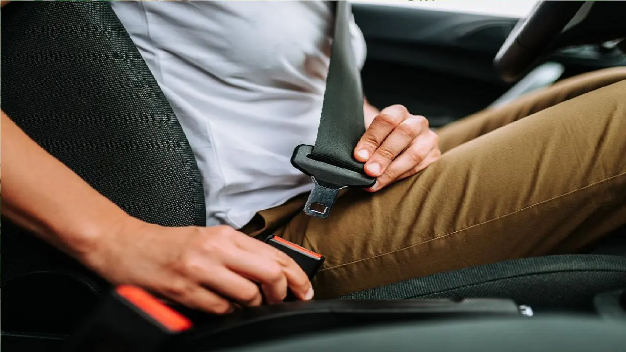 Car Tips: सुनसान जगह में मददगार बन जाता है कार का सीट बेल्ट, जानें इसके 4 रहस्य