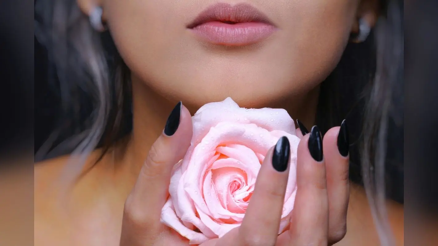 Skin Care Tips: गर्मियों में ऑयली स्किन से हैं परेशान? इस तरह रखें ध्यान