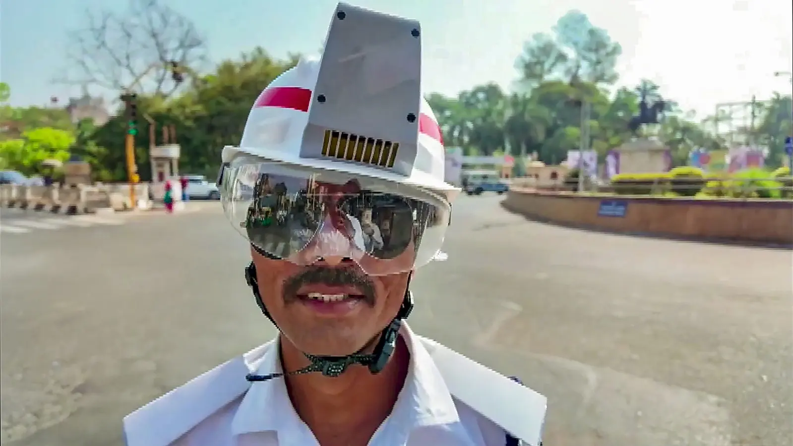 AC Helmet: गर्मी में ट्रैफिक पुलिस का माथा रहेगा ठंडा, आईआईएम के छात्रों ने किया कमाल