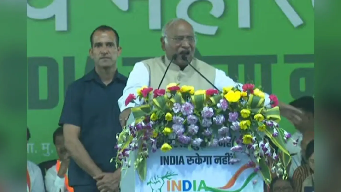 ‘हेमंत सोरेन हैं हिम्मतवाले’ उलगुलान न्याय महारैली में बोले मल्लिकार्जुन खरगे, राहुल गांधी की चिट्ठी पढ़ पीएम नरेंद्र मोदी पर साधा निशाना