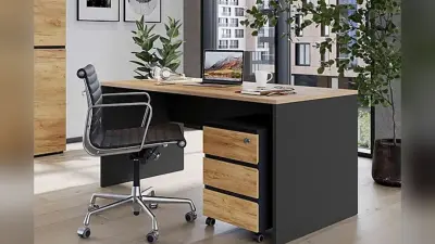 Vastu Tips For Office Desk: अपने ऑफिस डेस्क में रखें ये चीजें, मिलेगी कामयाबी और बरसेगा धन