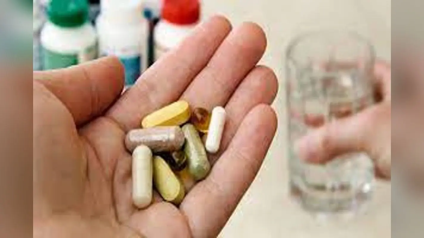 Vitamins: शरीर में दिखें ये संकेत तो समझ लीजिए आप अधिक मात्रा में ले रहे हैं विटामिन्स और मिनरल्स