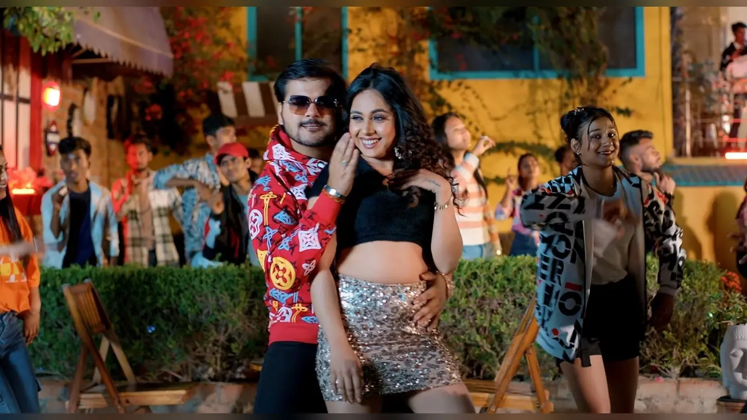 Bhojpuri Song : युवा दिलों पर चल गयी छुरी जब कल्लू ने कहा ‘कमर गोल वाली चाही’
