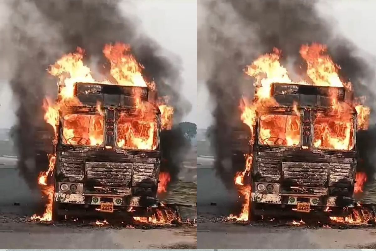 छत्तीसगढ़ से पाकुड़ जा रहे ट्रक में अचानक लगी आग, गुमला में ड्राइवर ने कूदकर बचायी अपनी जान