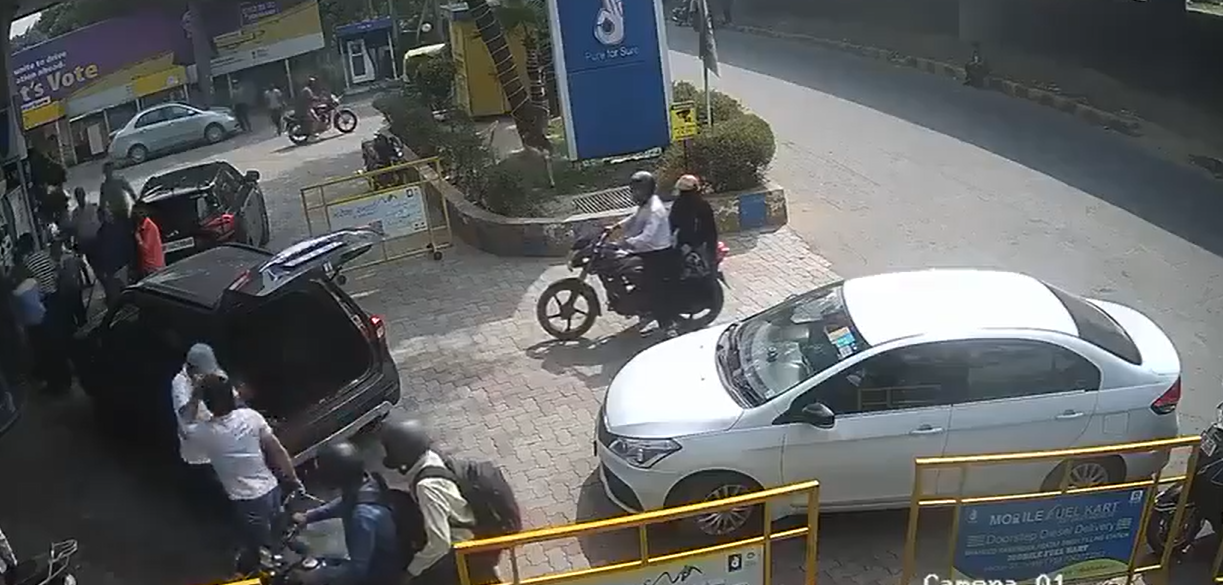 AAP विधायक अमानतुल्ला खान के बेटे ने की पेट्रोल पंप पर मारपीट, पुलिस ने दर्ज किया मामला, Video