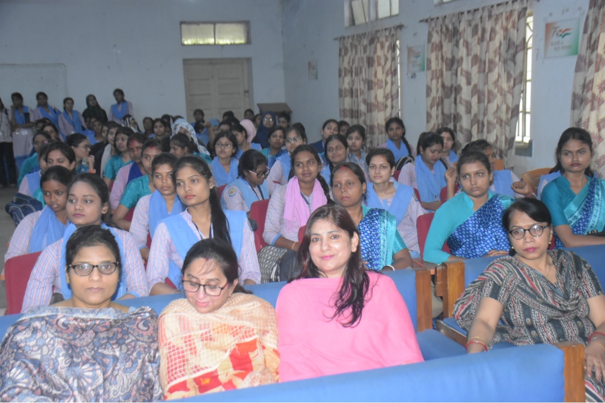धनबाद: विश्व माहवारी स्वच्छता दिवस पर आयोजित कार्यक्रम में चिकित्सक ने कहा-खास दिनों में सेनेटरी नैपकिन इस्तेमाल करें