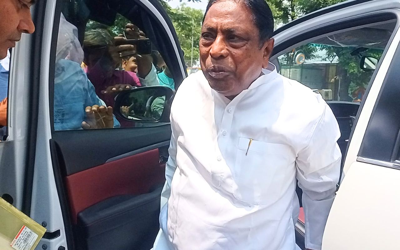 ईडी कार्यालय पहुंचे झारखंड सरकार के मंत्री आलमगीर आलम, बोले- सवालों का देंगे जवाब