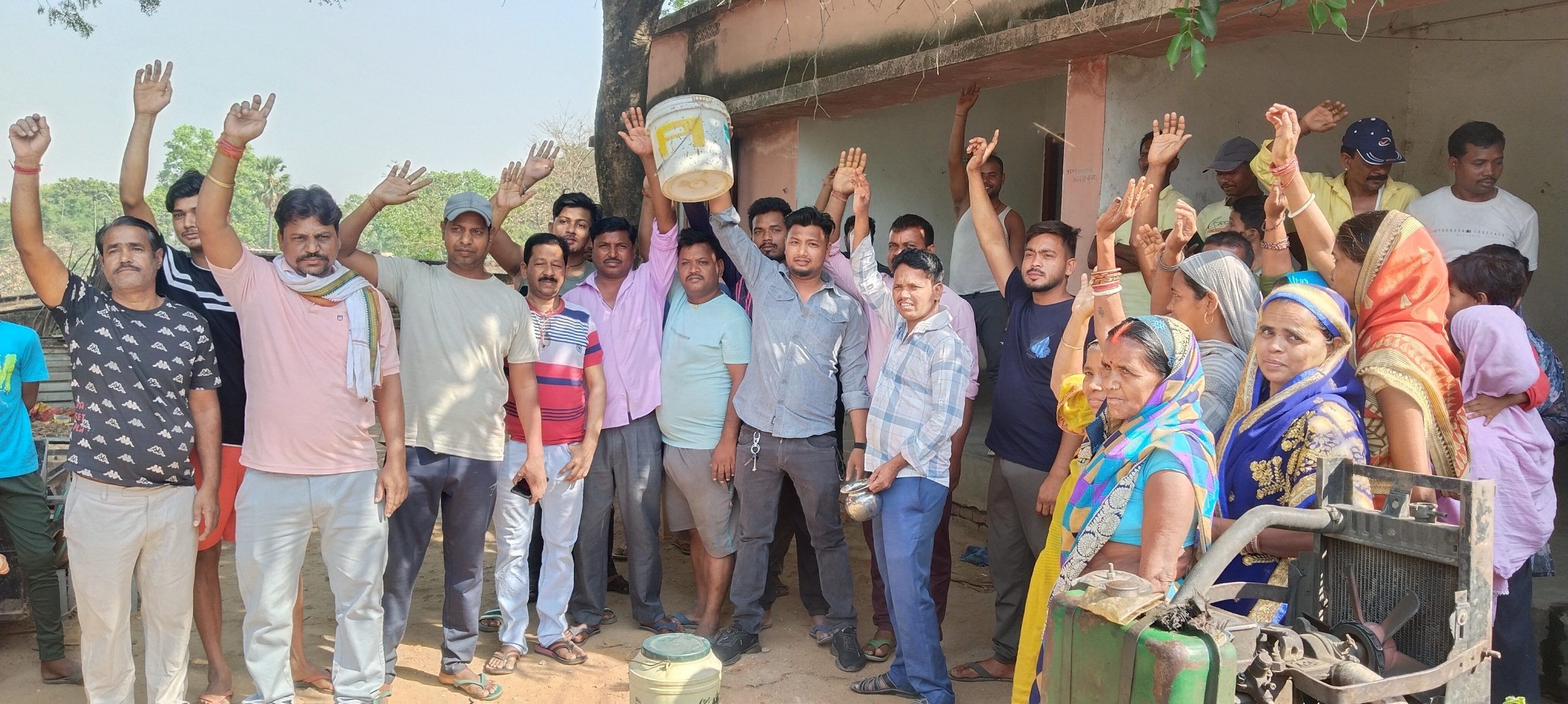 -जल संकट को लेकर ग्रामीणों ने हाथों में लोटा-बाल्टी लेकर किया प्रदर्शन