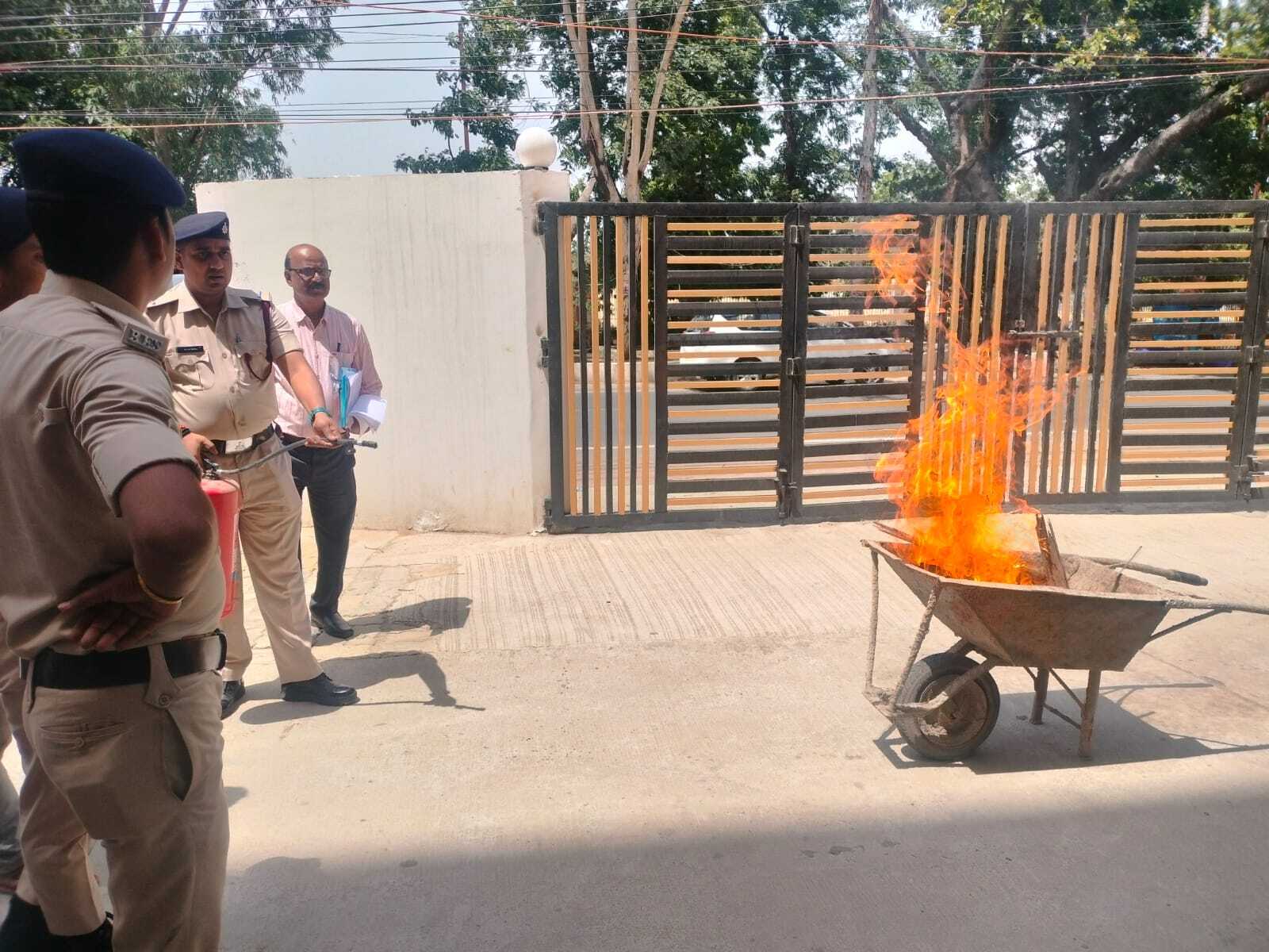 फायर ब्रिगेड की टीम ने कंट्रोल एंड कमांड सेंटर के कर्मचारियों को अग्नि से बचाव की दी ट्रेनिंग