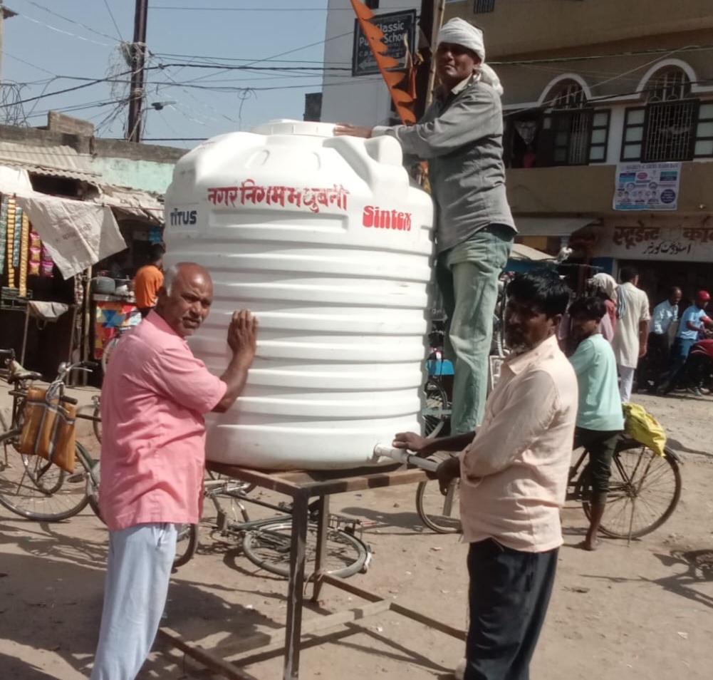 चौक – चौराहा पर की जा रही पेयजल की व्यवस्था