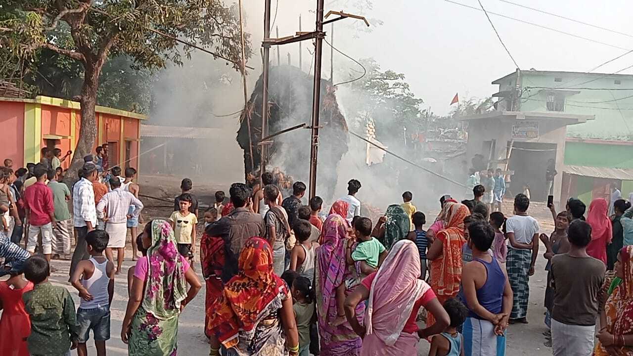 पुआल की ढेर में आग लगने से मची अफरा-तफरी