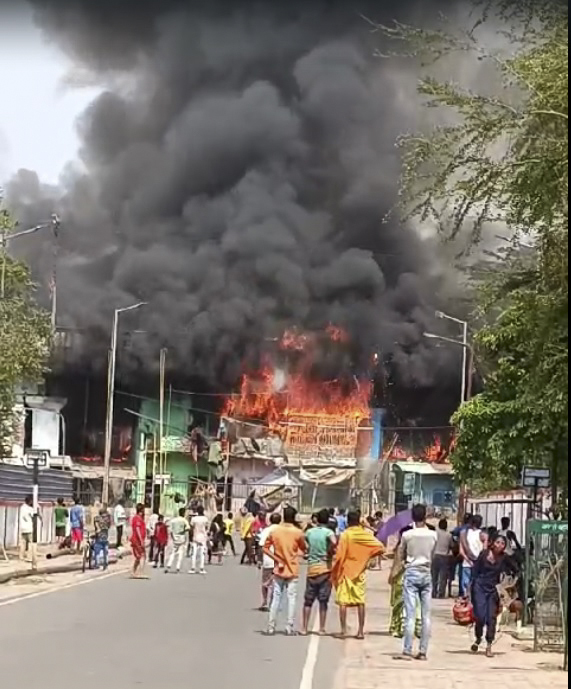 चितकोहरा फ्लाइओवर नीचे बसे झोंपड़पट्टी में लगी भीषण आग, कई मवेशी जले