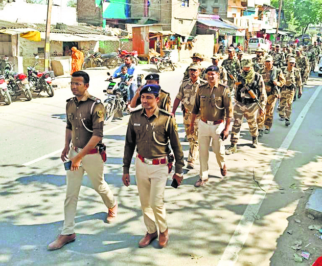 भय मुक्त मतदान को लेकर पुलिस ने किया फ्लैग मार्च