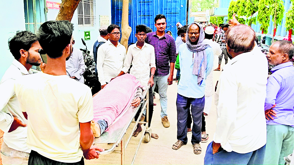 सिंघौल में टिकोला तोड़ने के दौरान करेंट की चपेट में आने से एक युवक की मौत, दो झुलसे