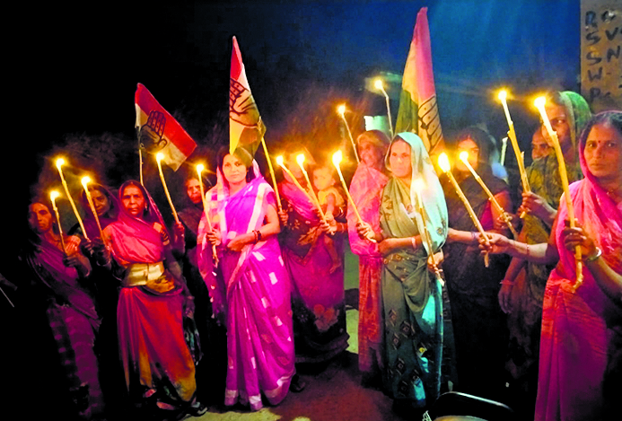 कर्नाटक में उत्पीड़न के खिलाफ महिलाओं ने निकाला कैंडल मार्च