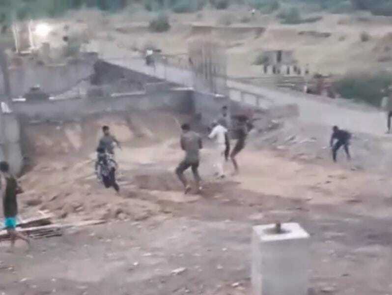 अंगारपथरा पुलिस पर हमला, वाहन को किया क्षतिग्रस्त