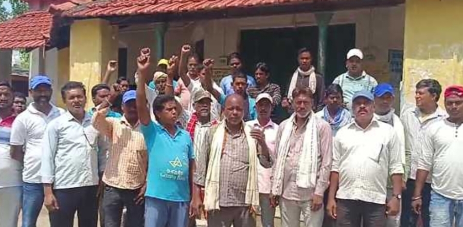 बढ़ायी गयी न्यूनतम मजदूरी दर के अनुरूप मानदेय भुगतान की मांग को लेकर सफाई कर्मी रहे हड़ताल पर