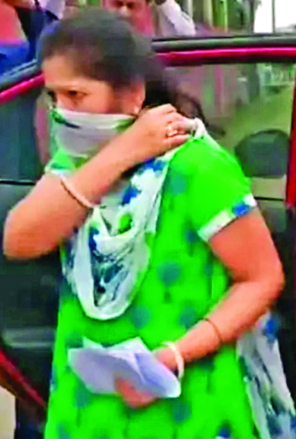 नोटों के बंडलों के साथ पर्चियां मिलीं देनेवाले और हिस्सेदारों के भी हैं नाम