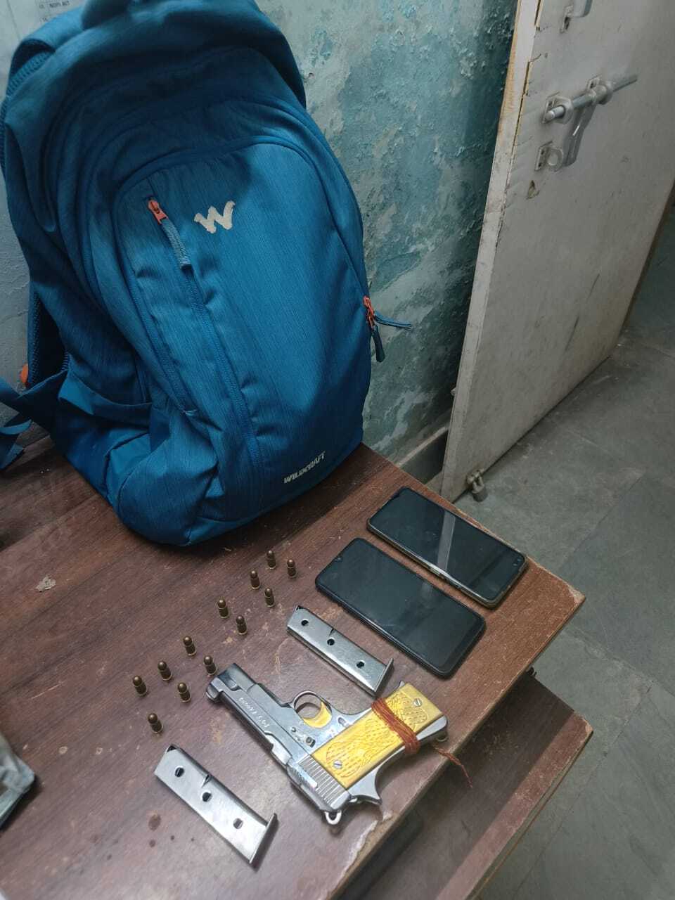 Patna : बाकरगंज में मोबाइल दुकानदार पर तानी पिस्तौल, पूर्व मुखिया का बेटा गिरफ्तार