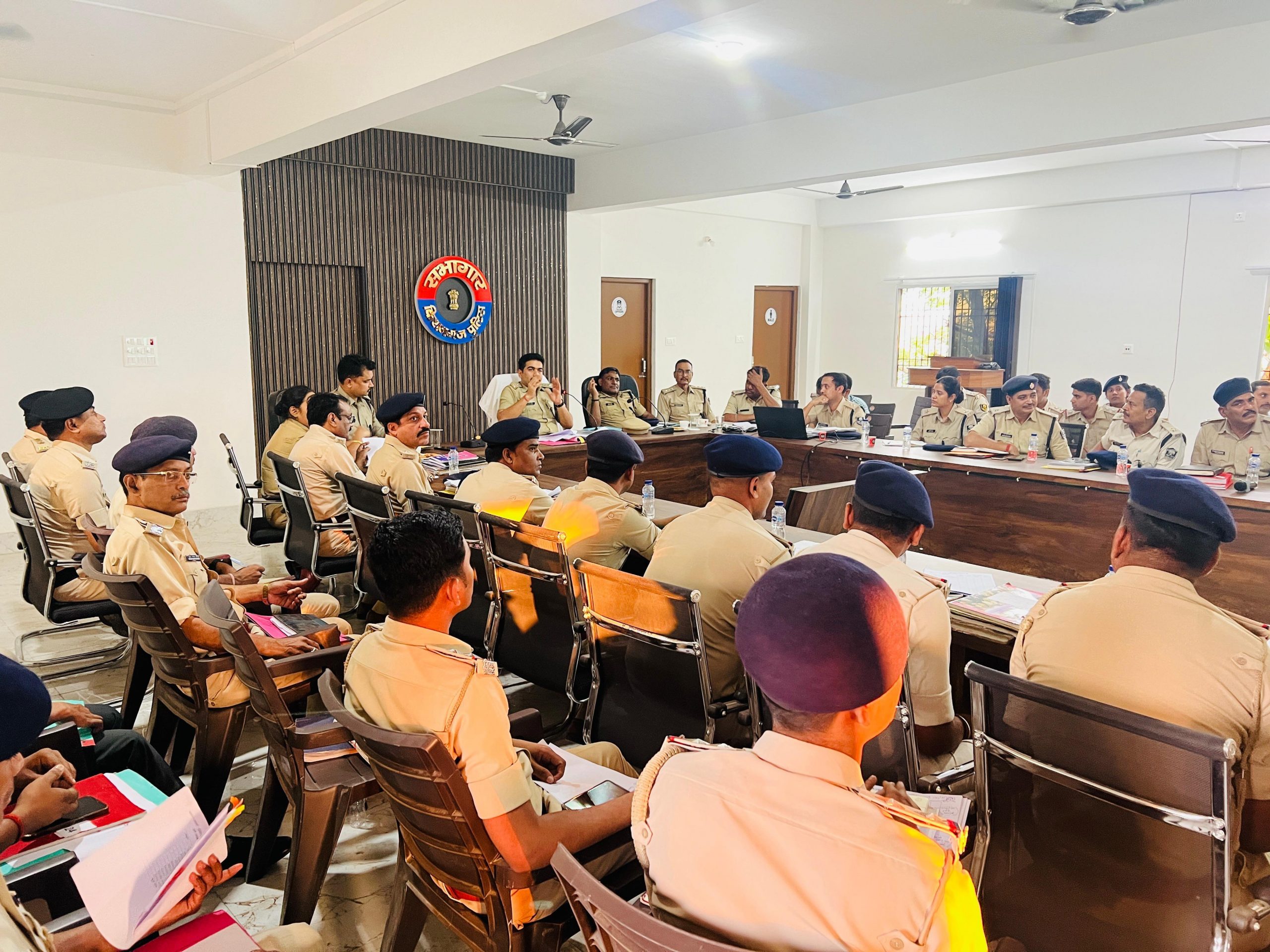 क्राइम मीटिंग : पुलिस अफसरों को लंबित मामलों के निष्पादन में तेजी लाने का एसपी ने दिया निर्देश