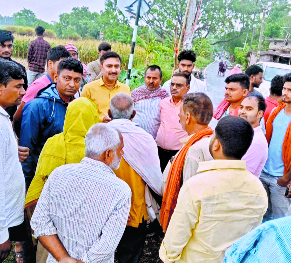 करनौती में ग्रामीणों के रोड नहीं तो वोट नहीं, आंदोलन के बाद गांव पहुंचे पदाधिकारी