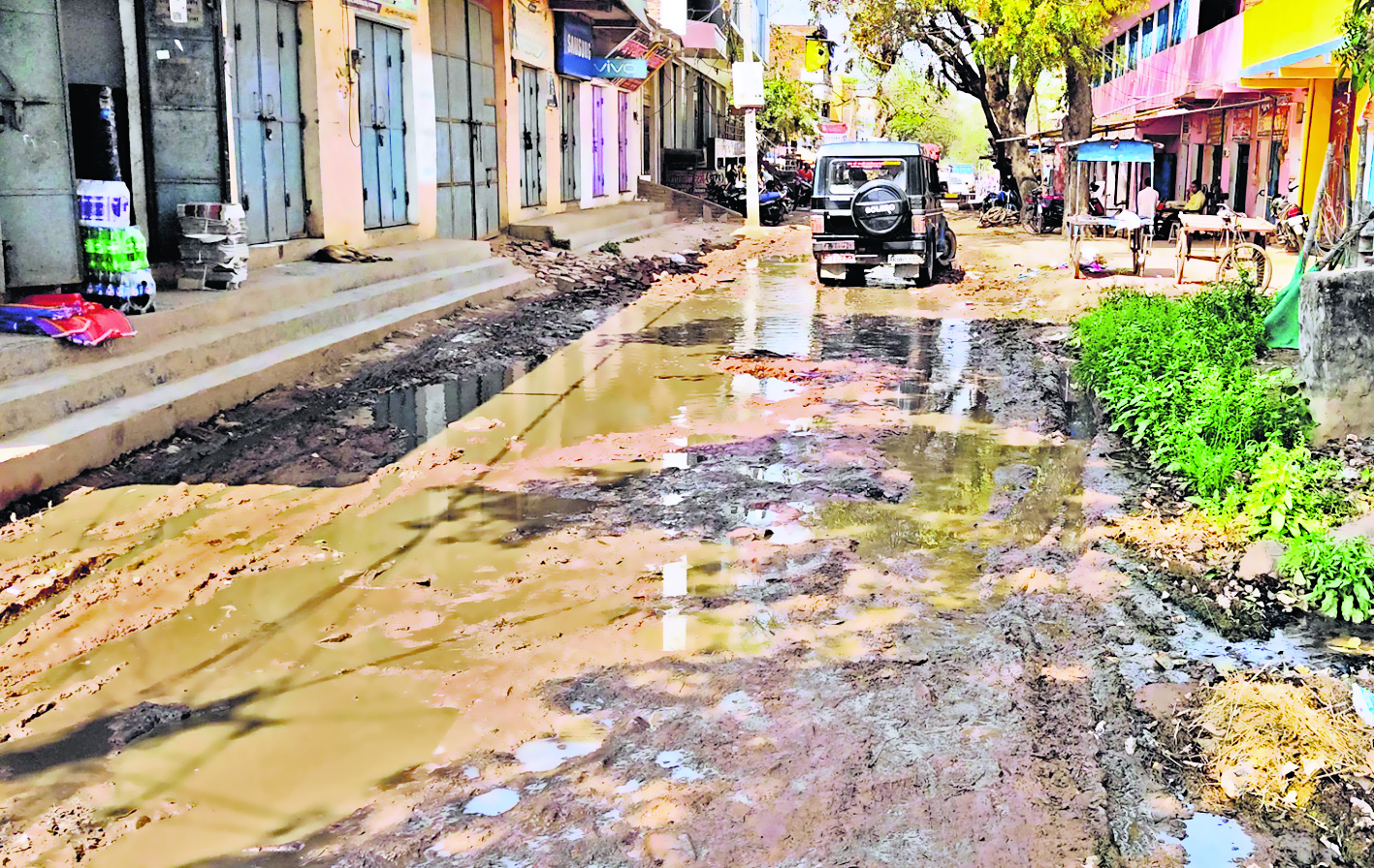 नगर क्षेत्र से गुजरने वाली अधिकांश सड़क हो चुकी है जर्जर, निर्माण के साथ बढ़ेगा व्यापार