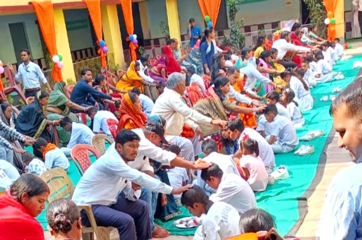 डिवाइन पब्लिक स्कूल में मातृ पूजन दिवस मनाया