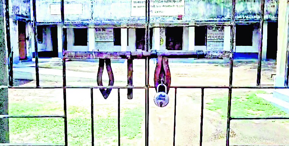 मतदान केंद्र में लोगों ने जड़ा ताला, साढ़े चार बजे तक सामान लदा रहा गाड़ी में ही
