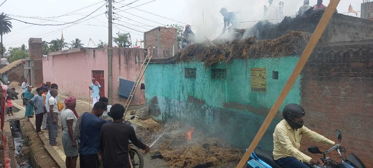 शॉर्ट सर्किट से पुआल में लगी आग, जलकर राख