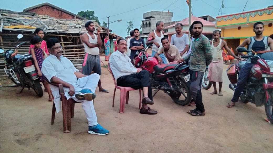 कांग्रेस के प्रदेश महासचिव ने झामुमो प्रत्याशी के लिए मांगा वोट