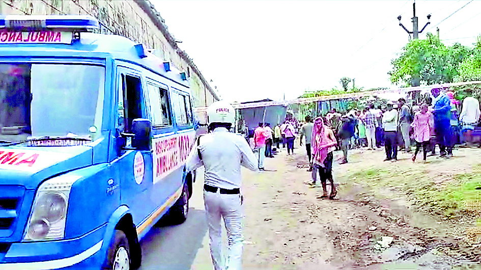 Road Accident : राष्ट्रीय राजमार्ग-19 के ब्रिज से डंपर गिरा, चालक की मौत