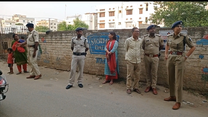 पत्नी से इलाज के लिए निकाले बैंक से पांच लाख रुपये, बदमाशों ने छीना