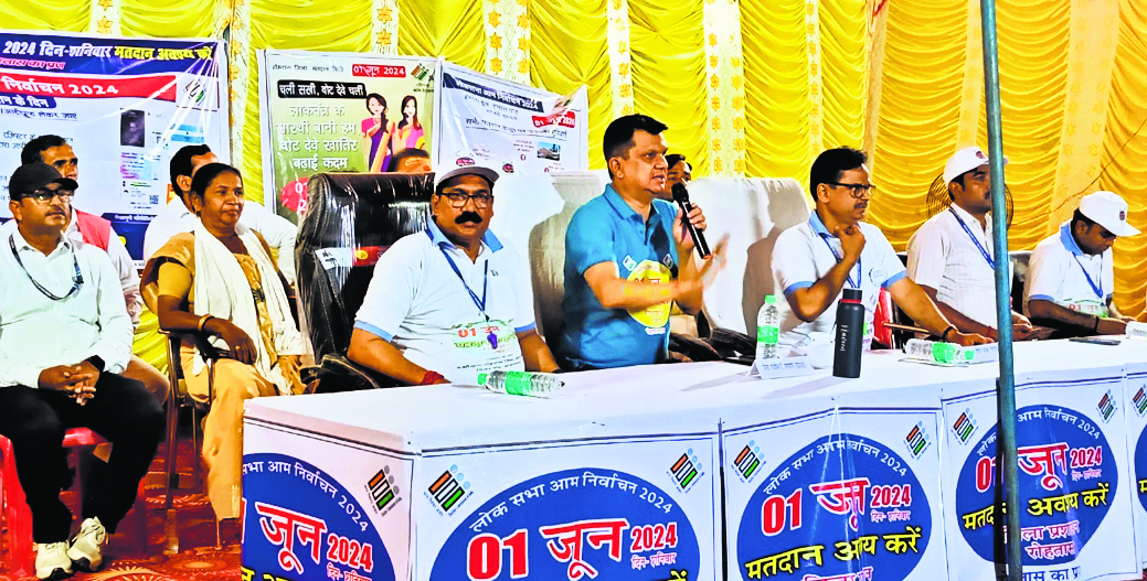 बाहर गये पति व बेटों को मतदान के लिए बुलाएं महिलाएं : डीएम