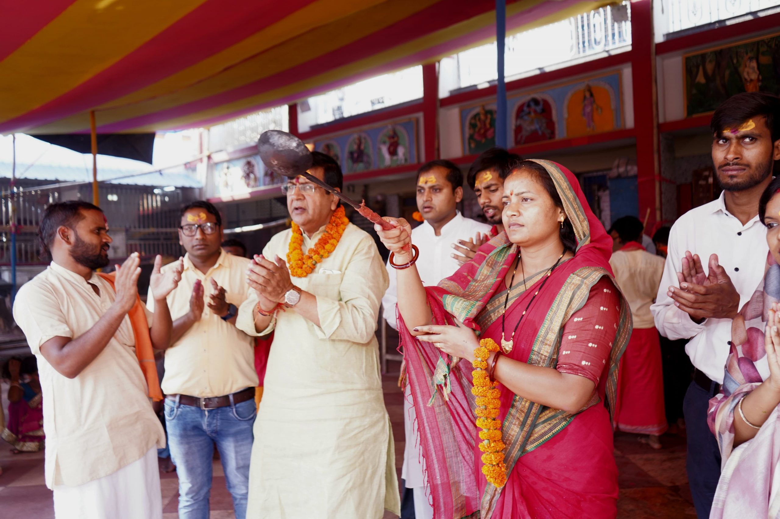 छत्तीसगढ़ की मंत्री लक्ष्मी रजवाड़े ने फौजदारी बाबा की पूजा अर्चना की