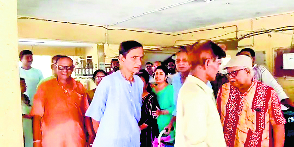 बिल्डर दफ्तर का घेराव, आवासीय परिसर की लिफ्ट में खामी से रोष