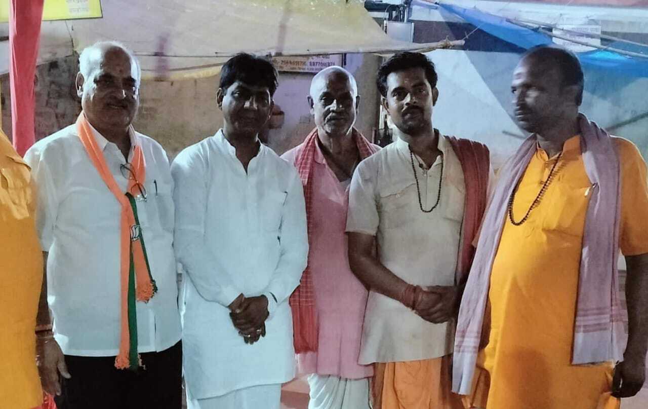 छत्तीसगढ़ भाजपा विधायक योगेश्वर राजू सिन्हा ने फौजदारी बाबा की पूजा अर्चना