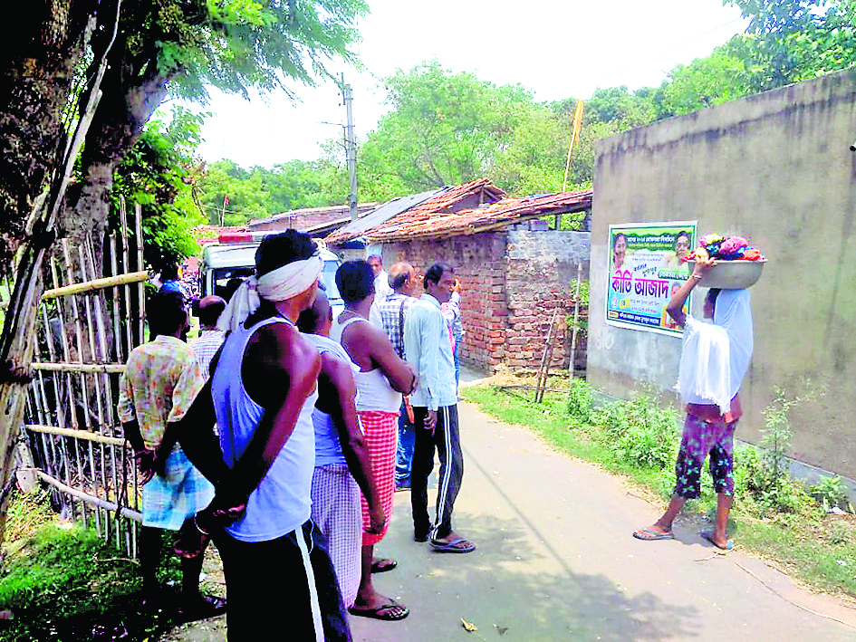 दुर्गा पुर में मुख्यमंत्री का पोस्टर विकृत,तनाव