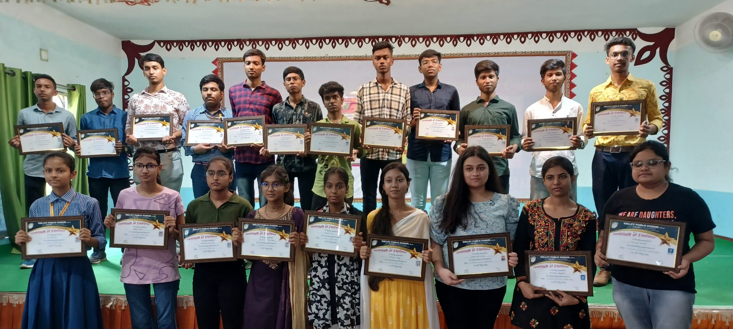 वैली पब्लिक स्कूल में सम्मान समारोह का आयोजन