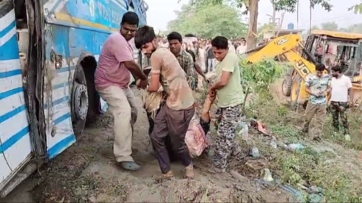 कोलकाता से सिलीगुड़ी जा रही बस पलटी, दो महिला यात्री की मौत