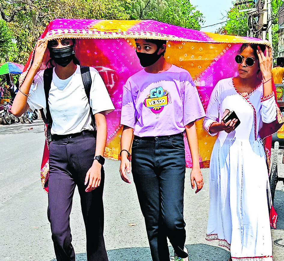 सुबह से ही निकल रही कड़ी धूप, दिनचर्या प्रभावित
