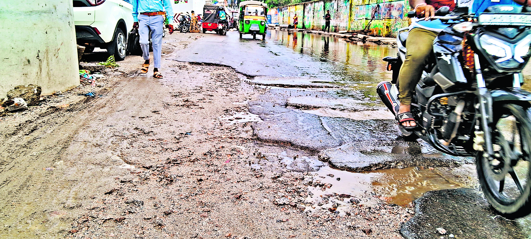 रातू रोड को दुरुस्त नहीं करा रही एजेंसी, सड़क पर केवल गड्ढे