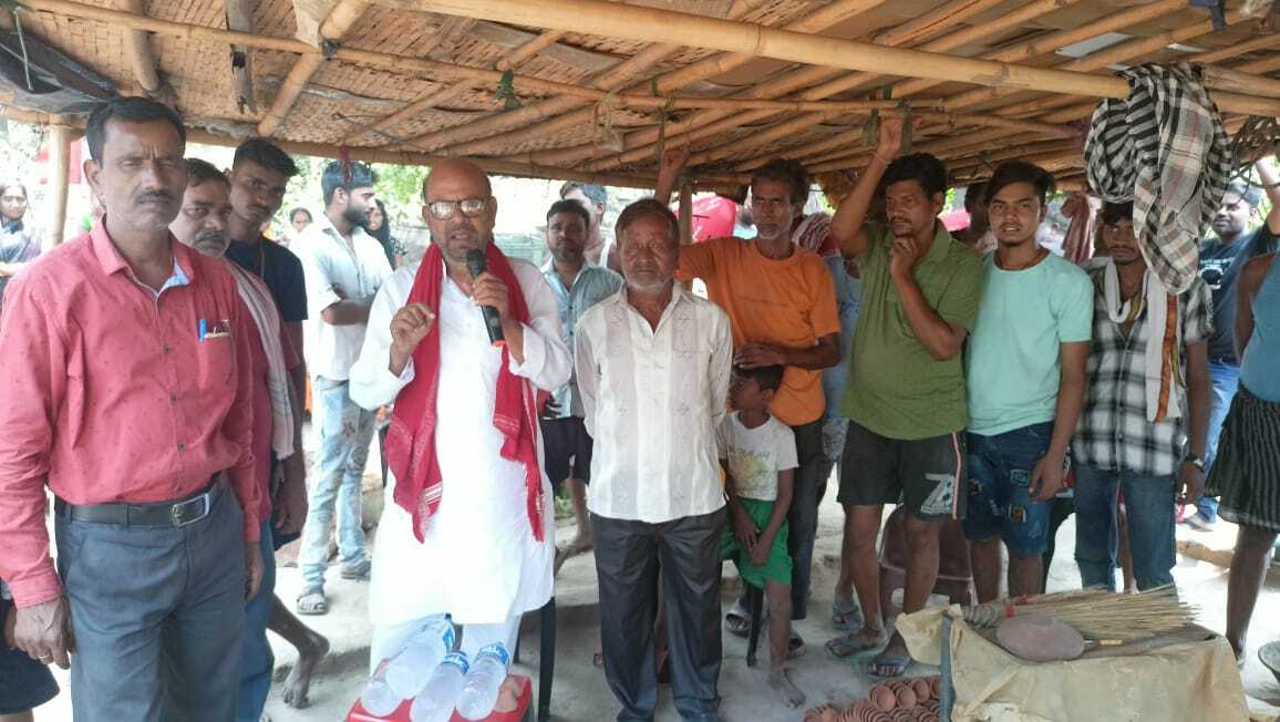 हैवी ब्लास्टिंग-तालाब काटने के विरोध में ग्रामीणों ने किया प्रदर्शन