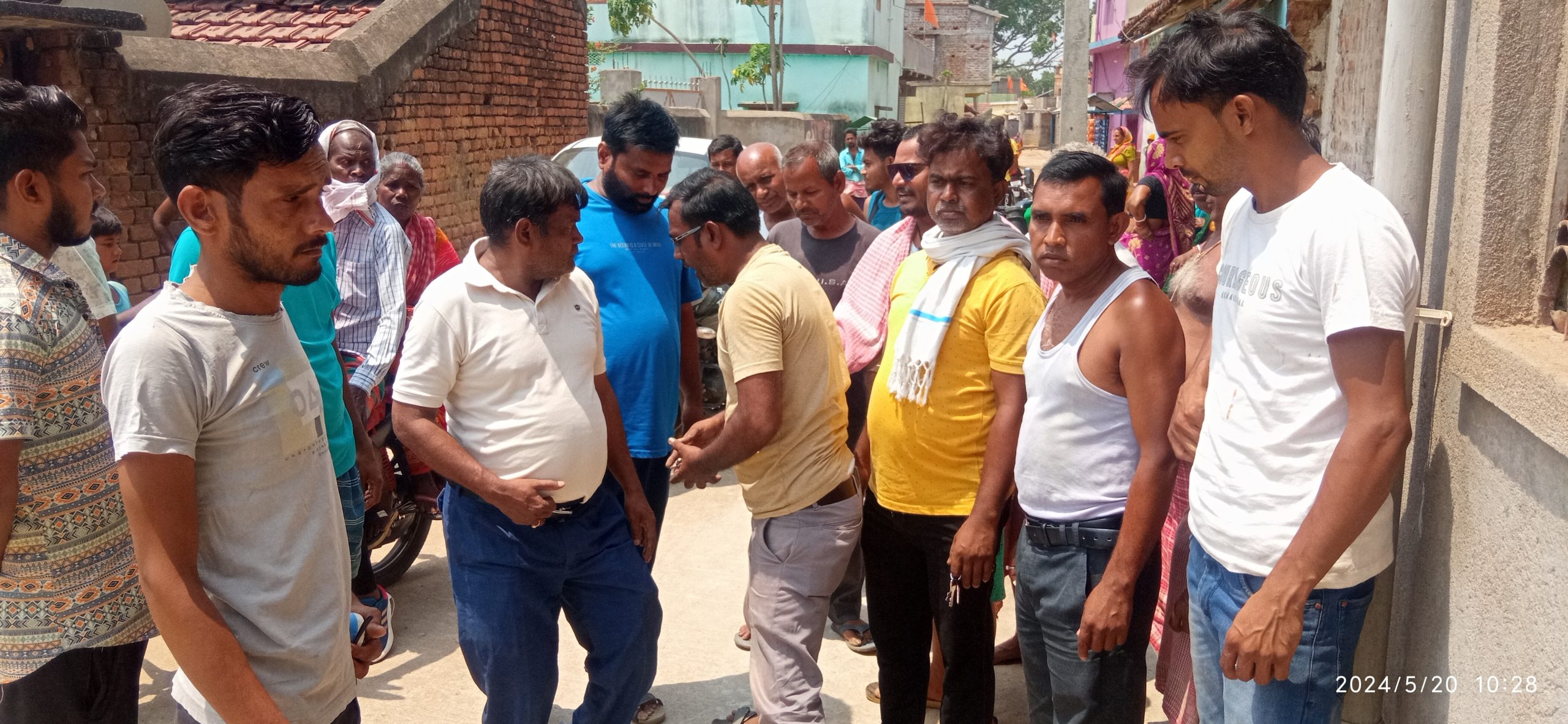 पीसीसी सड़क निर्माण में गड़बड़ी देख भड़के ग्रामीण